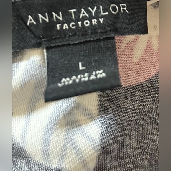 Ann Taylor Women's Short Sleeve Pleated Floral Design Red Flowers Blouse Size L - Picture 3 of 4